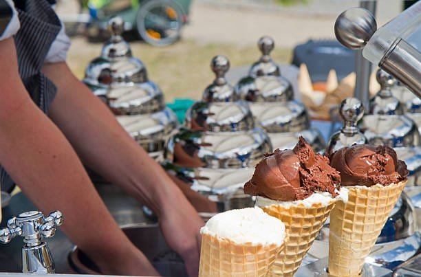 cute wedding ideas ice cream cart
