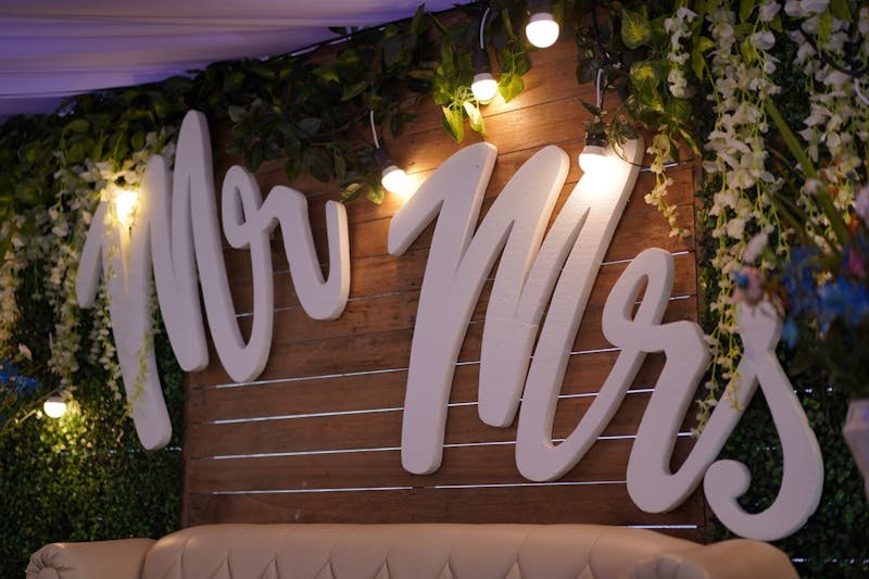 Mr. & Mrs, Signs, cute wedding idea