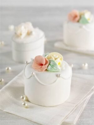 mini wedding cakes for each guest are a cute wedding idea