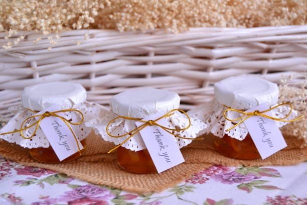 25 diy wedding favors, jar of honey