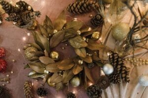 fall table scape leaves, pine cones