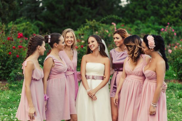 Mismatched bridesmaids dresses. Wedding tradition. Wedding traditions couples are skipping in 2026