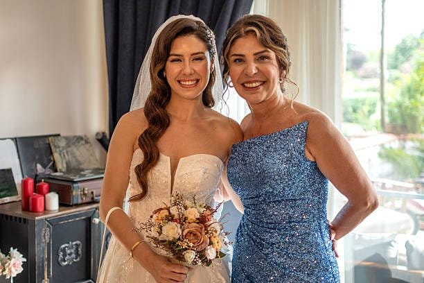 Wedding day Emergency Kit. Bride and her mother