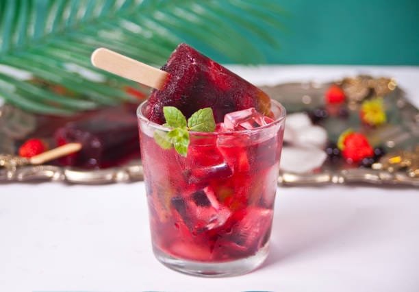 Summer wedding food & drink Ideas, popsicle in a cocktail