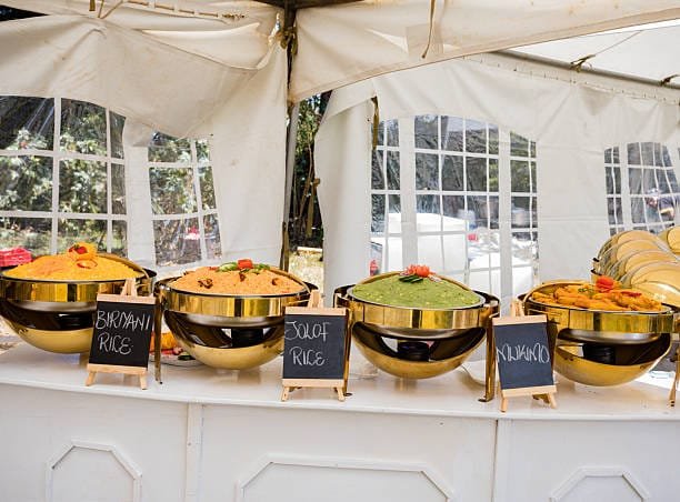 Summer wedding food & drinks under a tent
