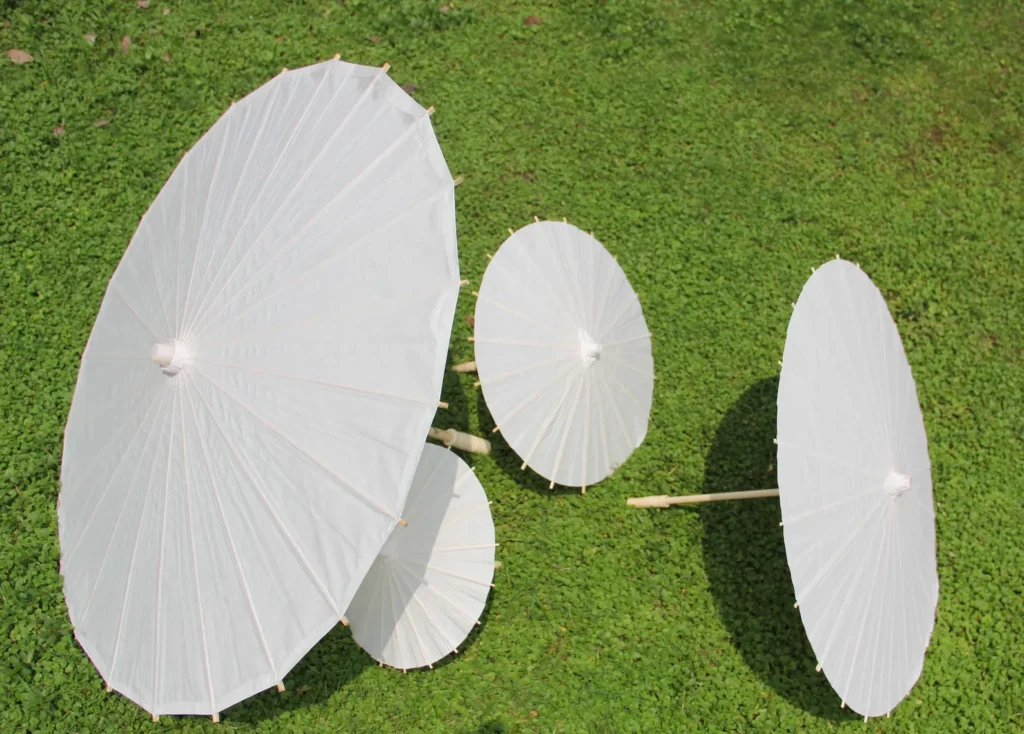 Summer wedding planning tips, parasols