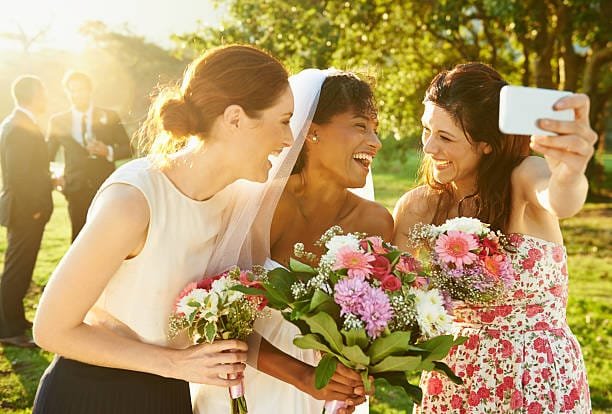 Planning a wedding without as wedding planner, a bride and her bridesmaids